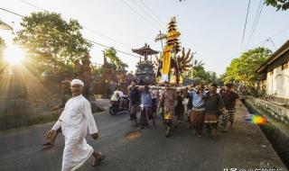 为逝者送行的人 为逝者送行的人