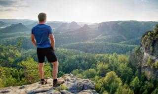 我眺望远方的山峰 我眺望远方的山峰