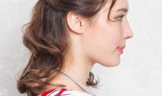 中卷发怎么扎好看